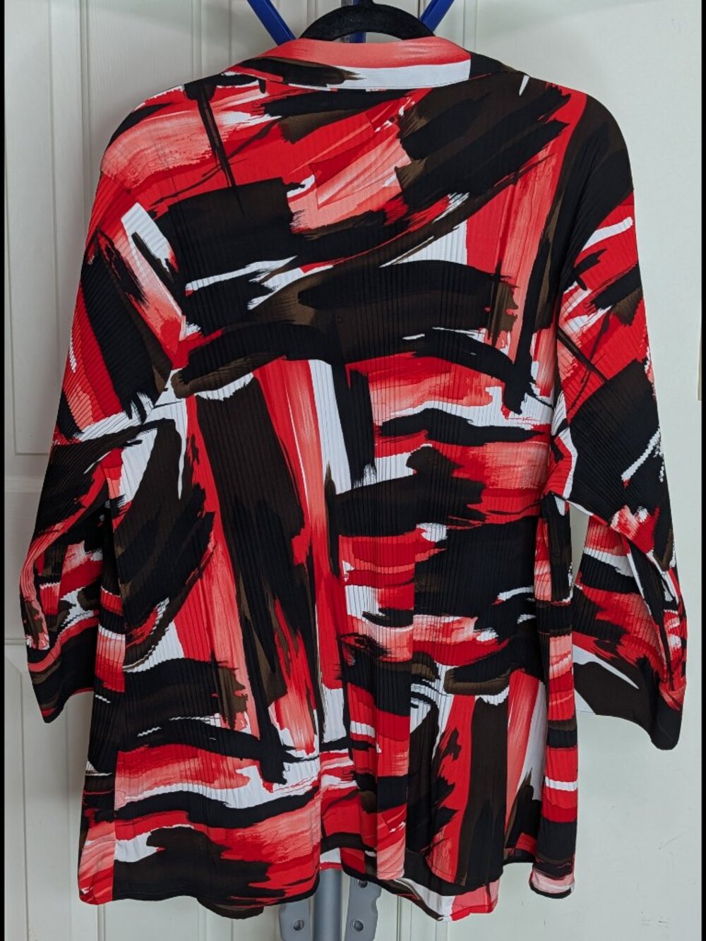 LANE BRYANT 22/24 2X Black, Red & White Paint Pattern Button-Down Stretch Blouse - Picture 2 of 2